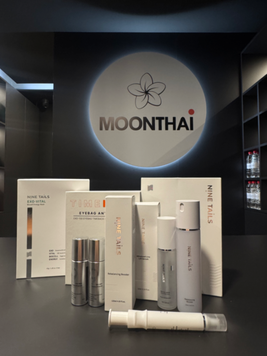 Izbrani izdelki pod osvetljenim napisom MoonThai
